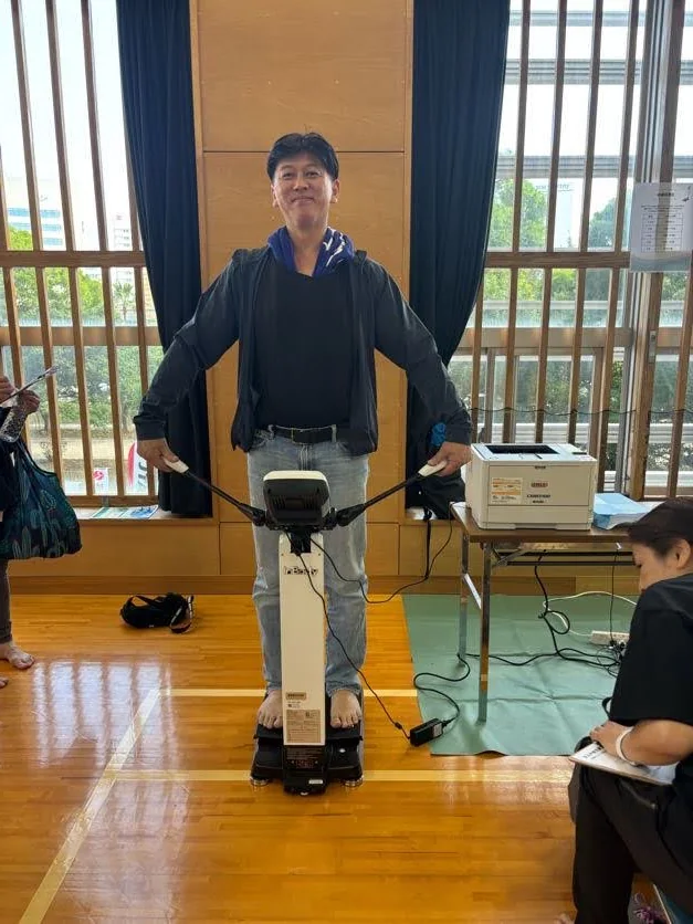 体組成測定を体験している様子