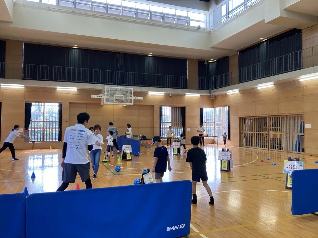 昨年度の会場で子どもたちが運動を楽しんでいる様子